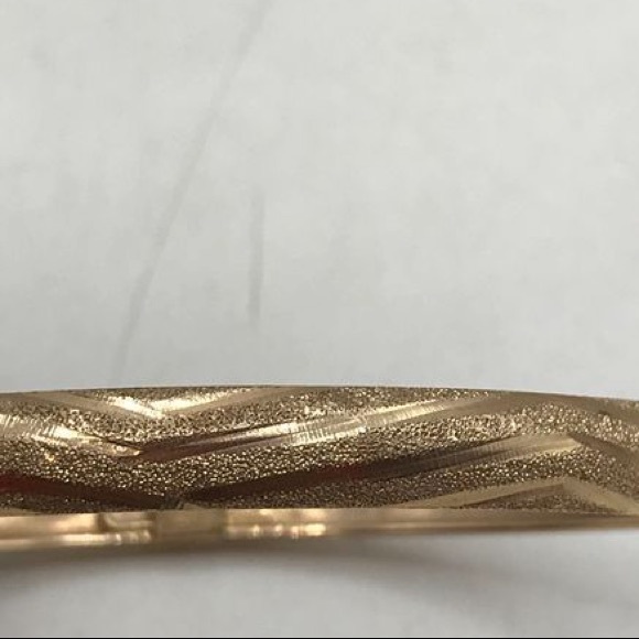 10K Vintage 7mm Diamond-Cut Flexible Bangle - Picture 3 of 7